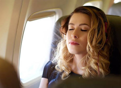tai-sao-khong-nen-ngu-khi-may-bay-cat-hoac-ha-canh